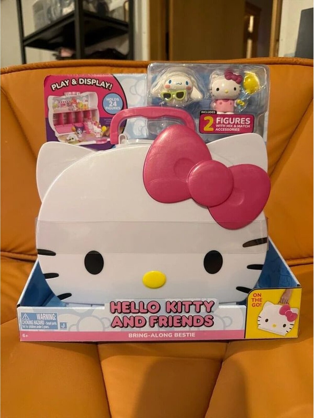 Figures and display Hello Kitty